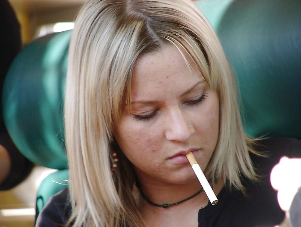 25P Hot Smoking Women