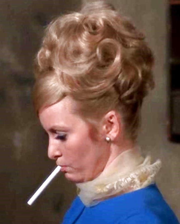 25P Hot Smoking Women