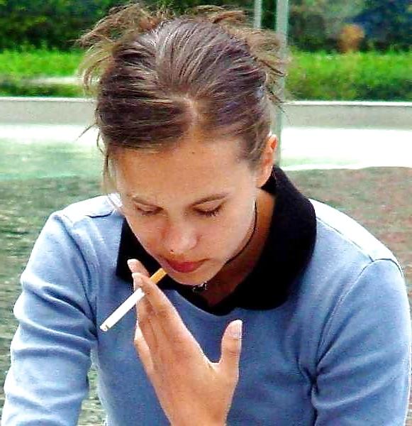 25P Hot Smoking Women