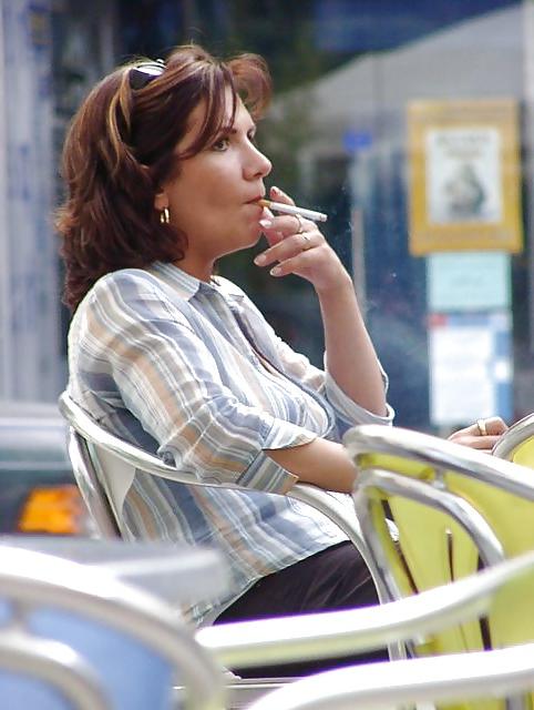 25P Hot Smoking Women