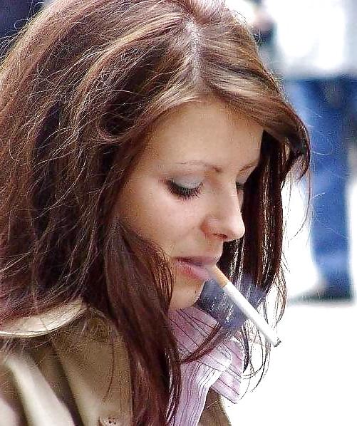 25P Hot Smoking Women