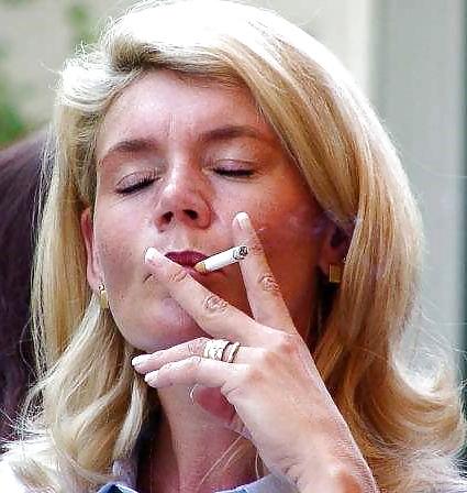 25P Hot Smoking Women