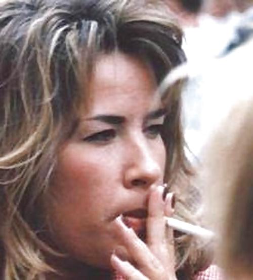 25P Hot Smoking Women