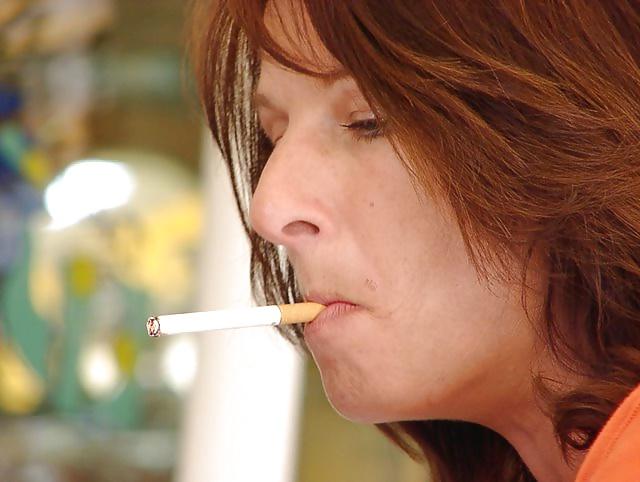 25P Hot Smoking Women