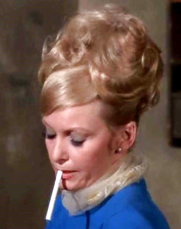 25P Hot Smoking Women