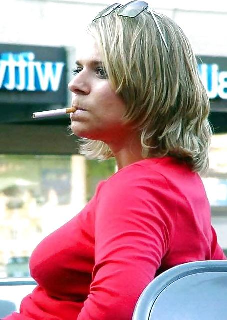 25P Hot Smoking Women