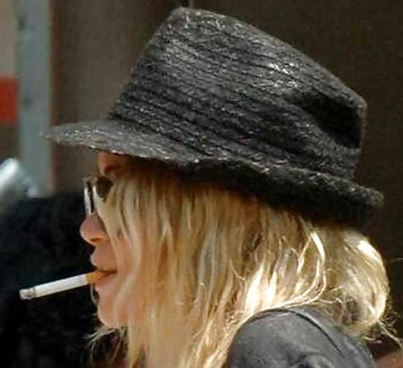 25P Hot Smoking Women