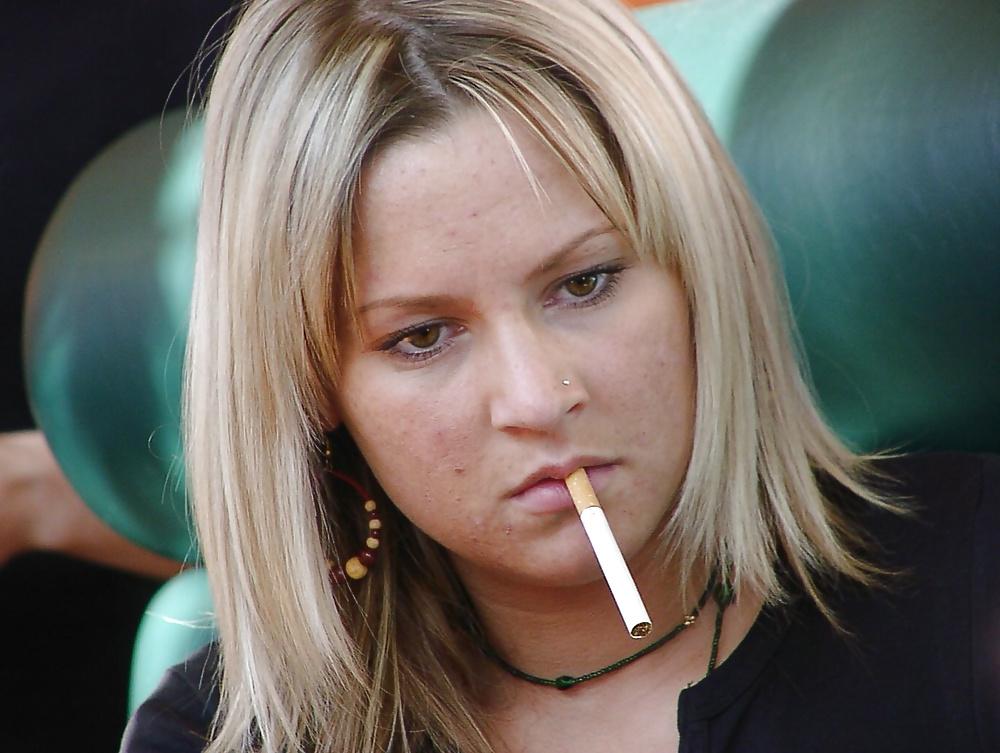 25P Hot Smoking Women