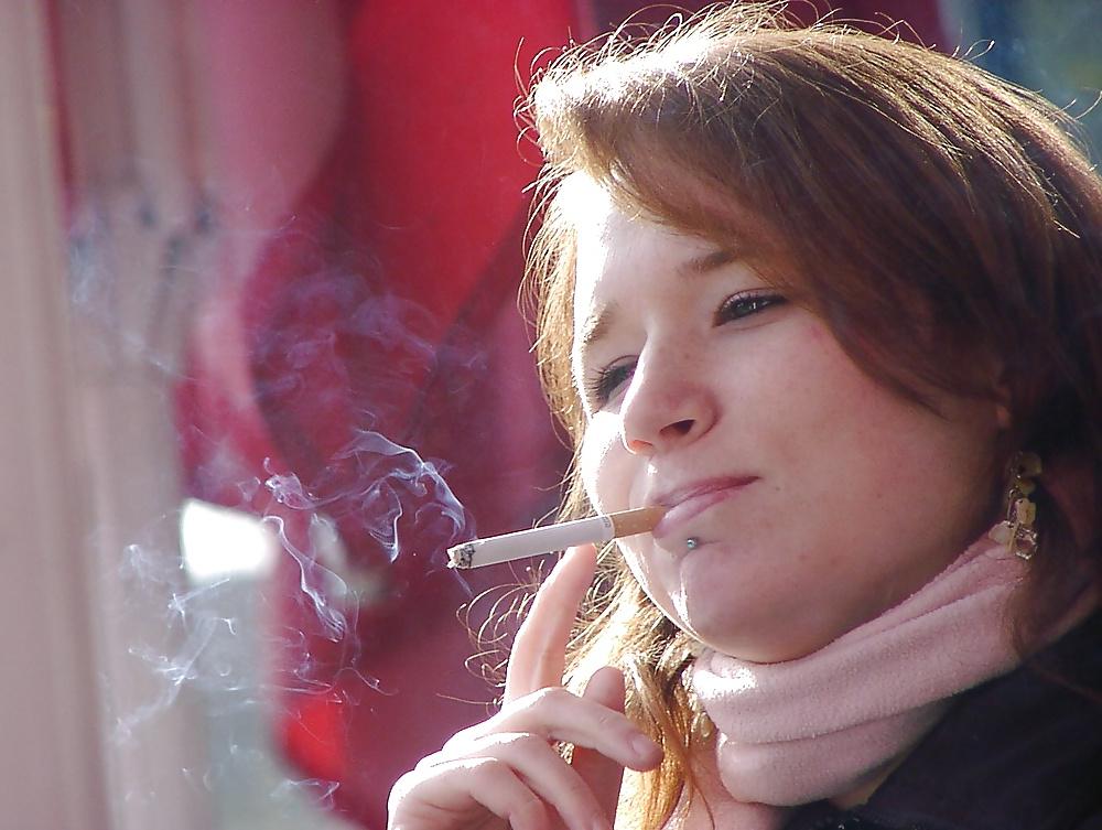 25P Hot Smoking Women