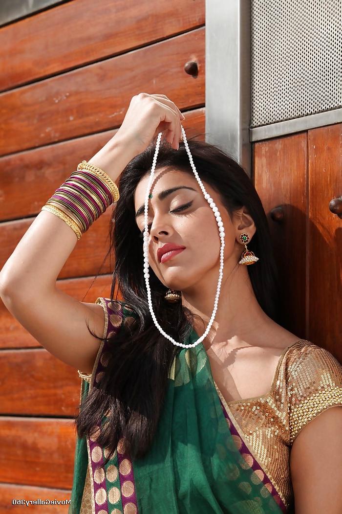 25P Indian Actress Wardrobe Malfunction (OMG) 