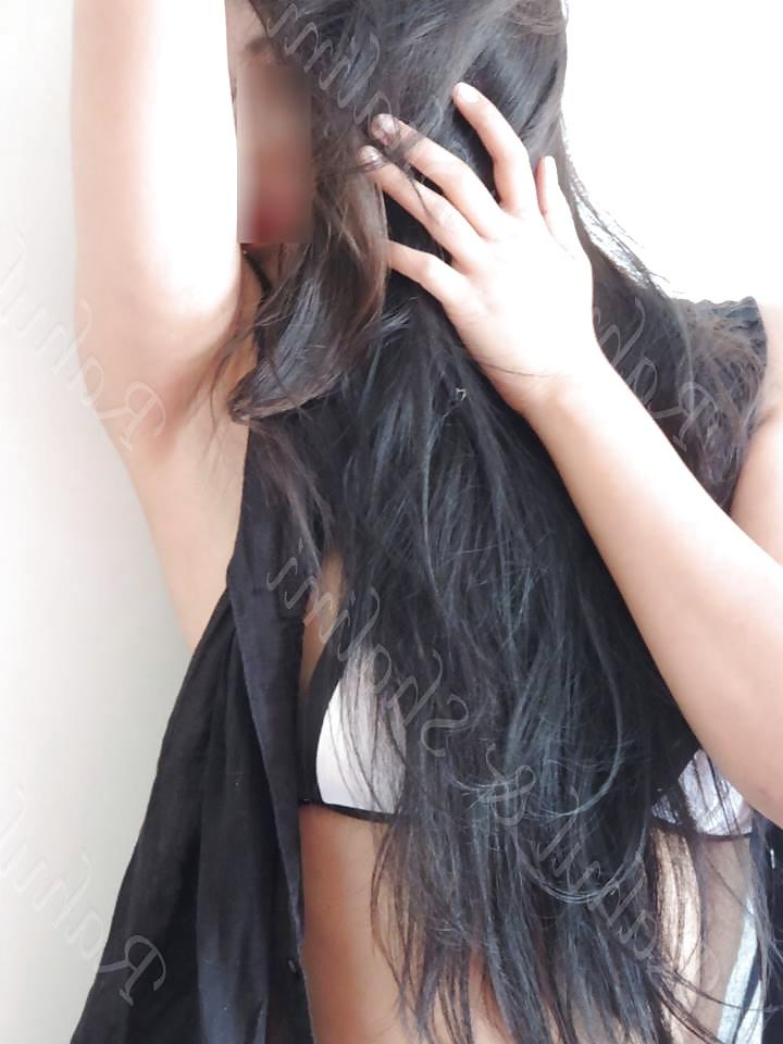 25P Desi Indian Couple Exposing 