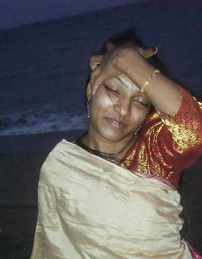 25P Indian aunty showing