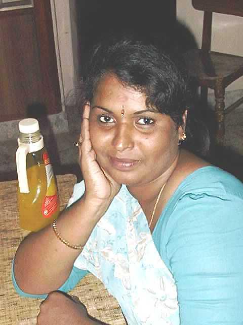 25P Indian aunty showing