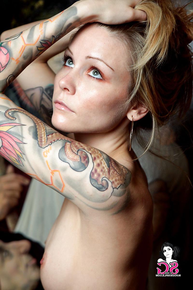 25P Sexy Punk Babes Tattoos & Pierced Nude