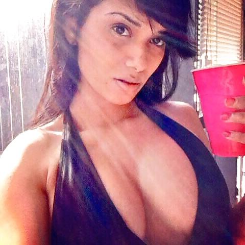 25P Beurette americaine Stripteaseuse 