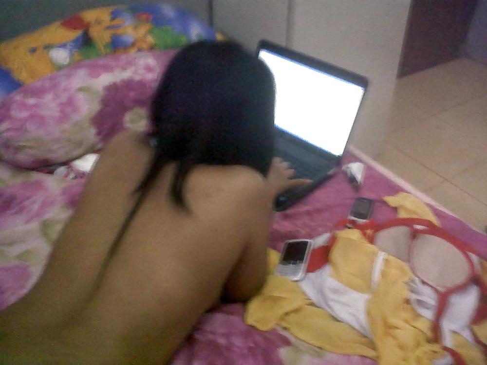 12P Indonesian Slut Working In Singapore