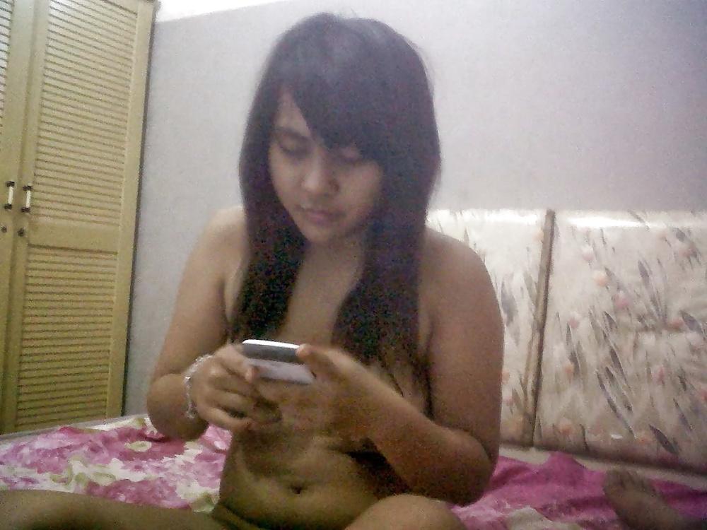 12P Indonesian Slut Working In Singapore