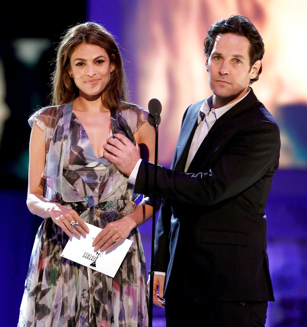 16P Eva Mendes Grope Boobs In Independent Spirit Awards