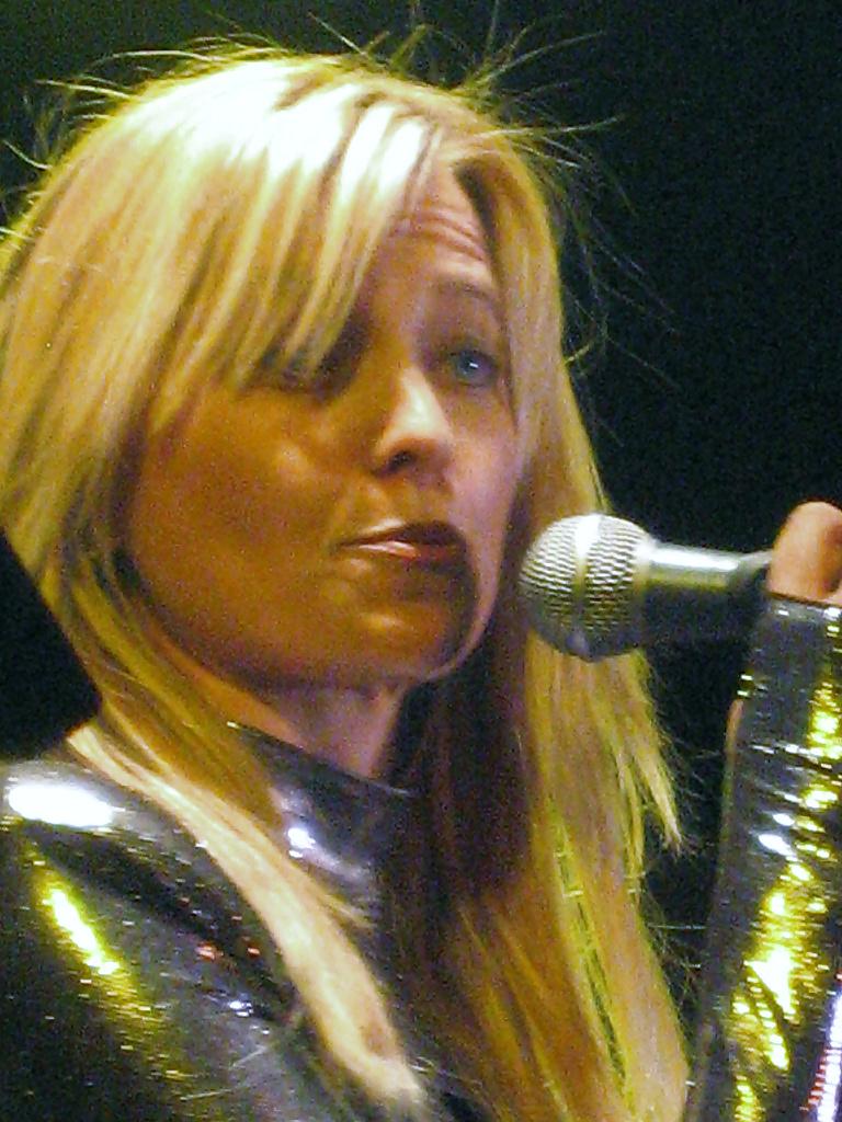 25P LUCY LAWLESS  -- SEXY IN CATSUIT