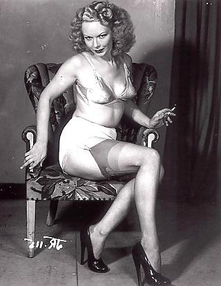 25P Smoking Ladies