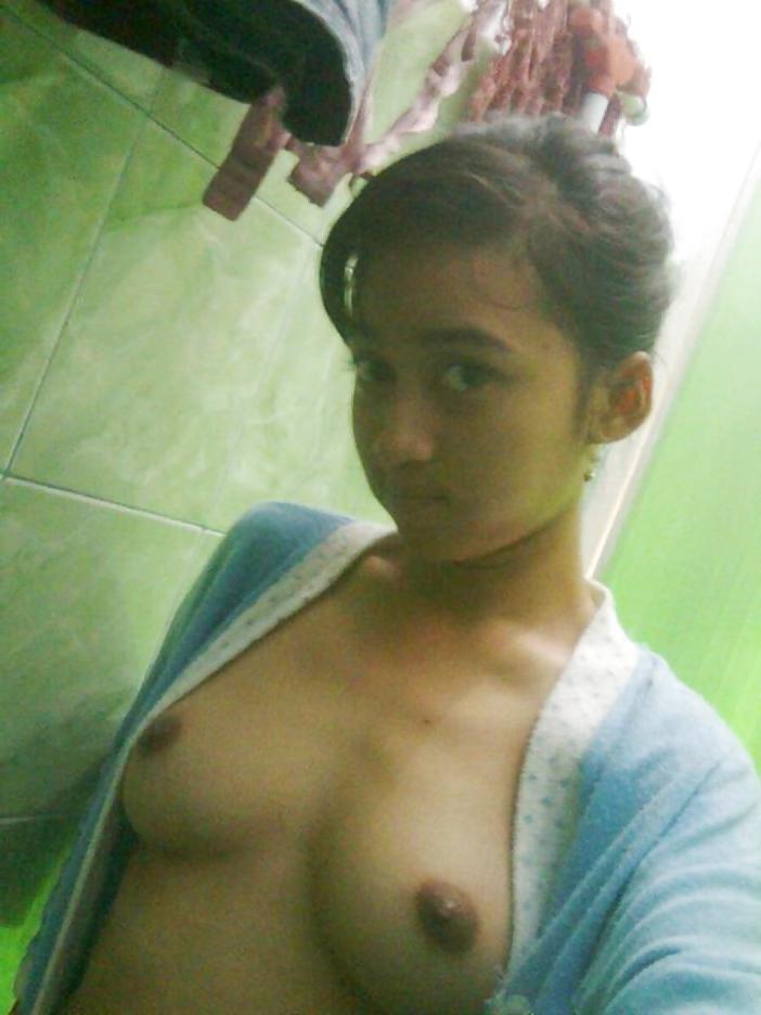 11P Beautiful Indonesian Babe selfied photo & leaked