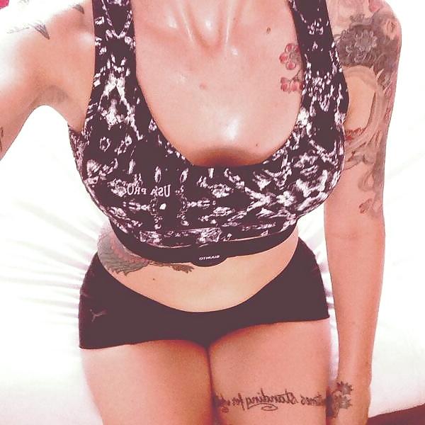 25P Cute Sexy Babes With Beautful Tattoos 