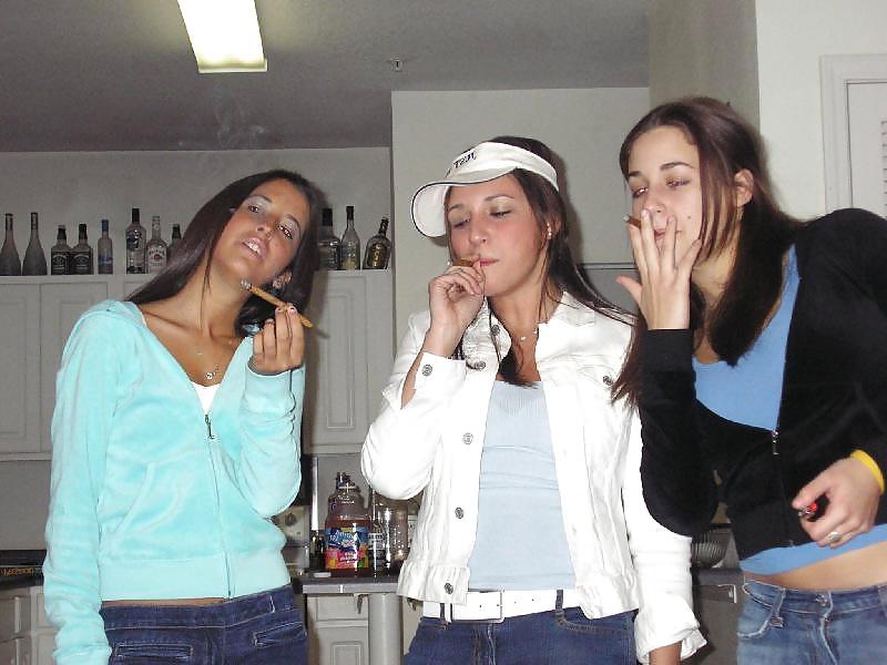 18P More sexy smoking girls