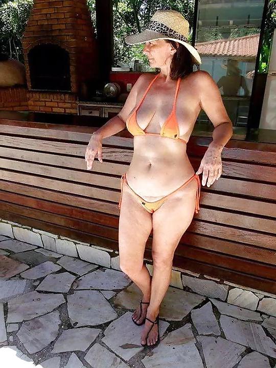 11P Big Boob Milf At Holiday