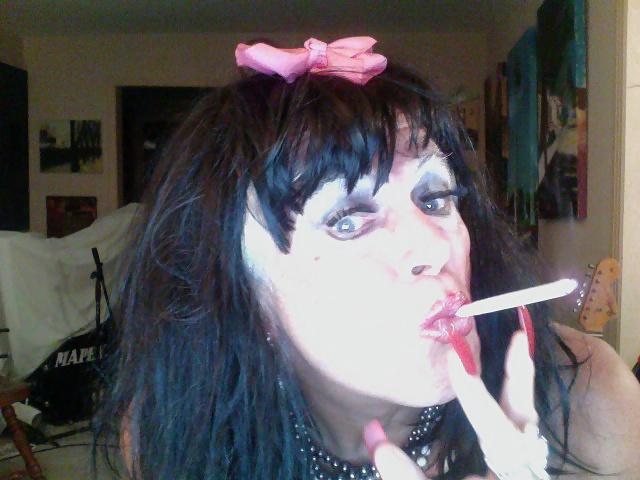 7P Brunette smoking gurl