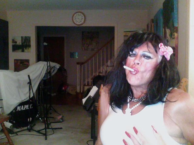 7P Brunette smoking gurl
