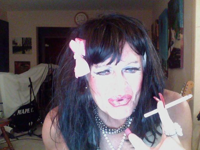 7P Brunette smoking gurl