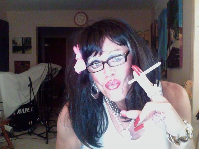 7P Brunette smoking gurl