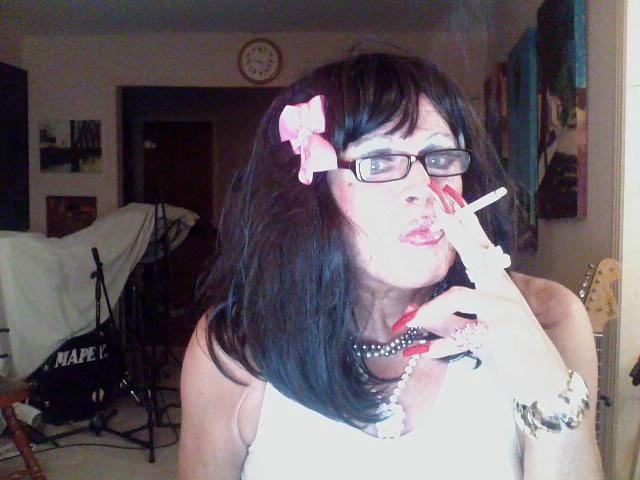 7P Brunette smoking gurl