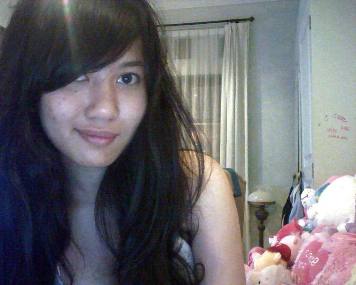 25P Indonesian Student shows off