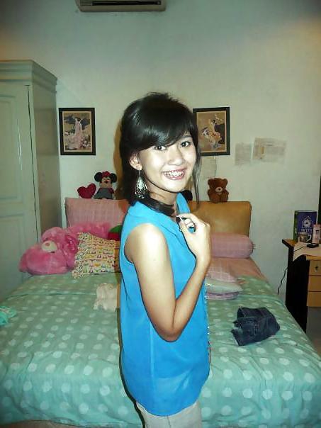25P Indonesian Student shows off