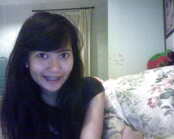 25P Indonesian Student shows off