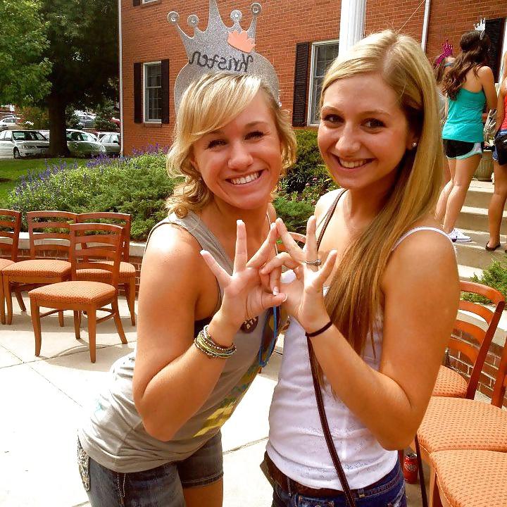 25P Facebook teen babes 17 sorority girls & bikinis