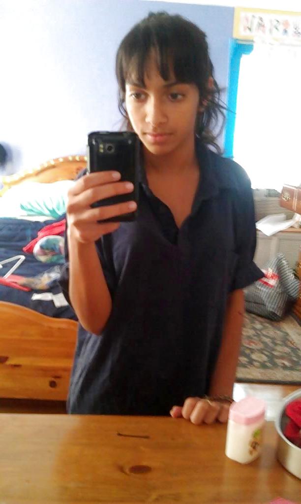 24P Jeune beurette arabe toute nue