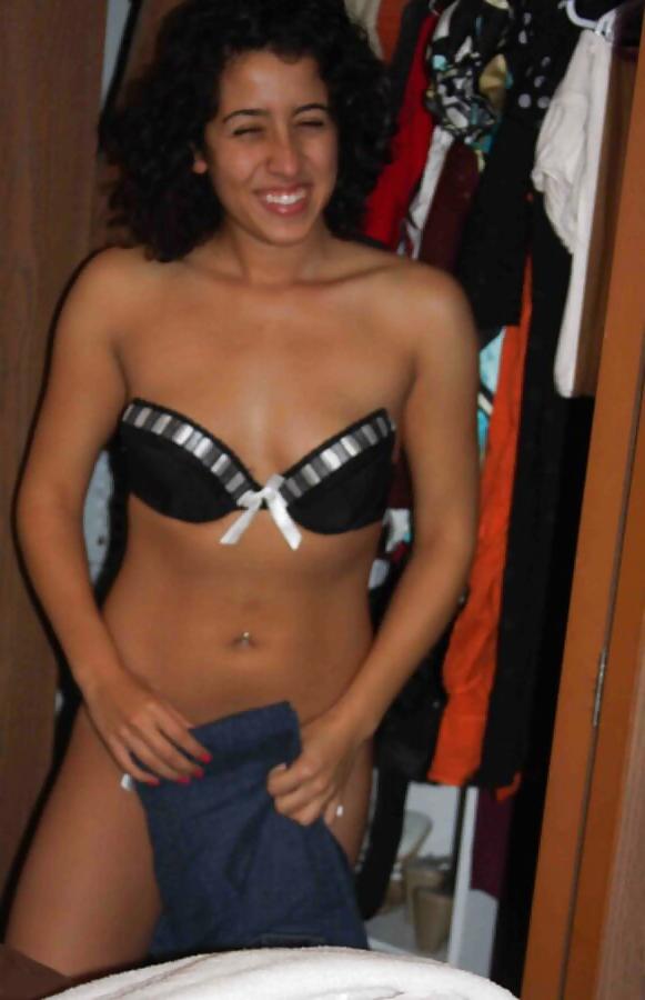 25P Arabe beurette nue joue avec son gode