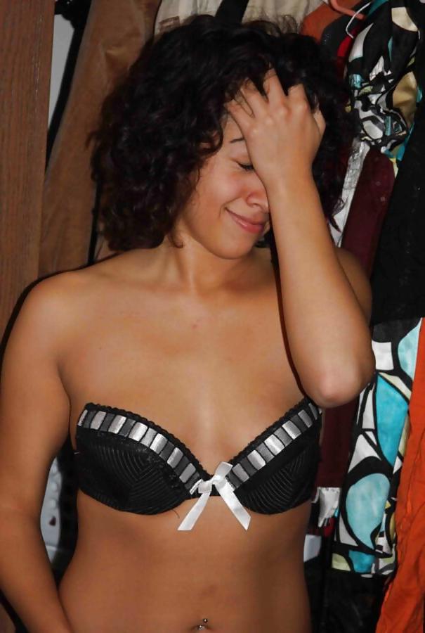 25P Arabe beurette nue joue avec son gode