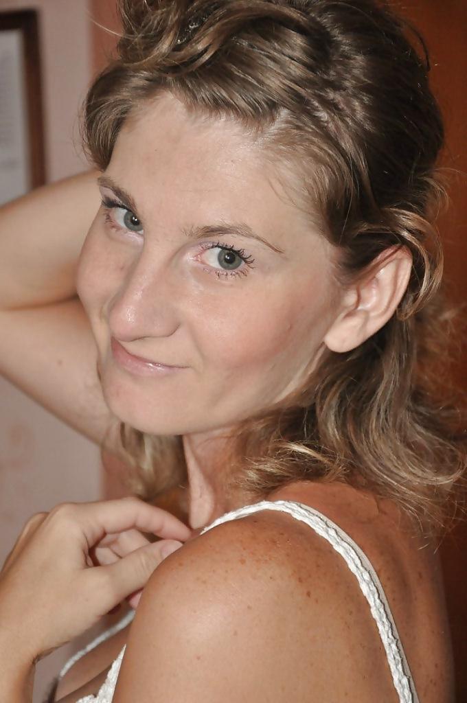 23P Bored married 38 yo milf. How would you fuck her?