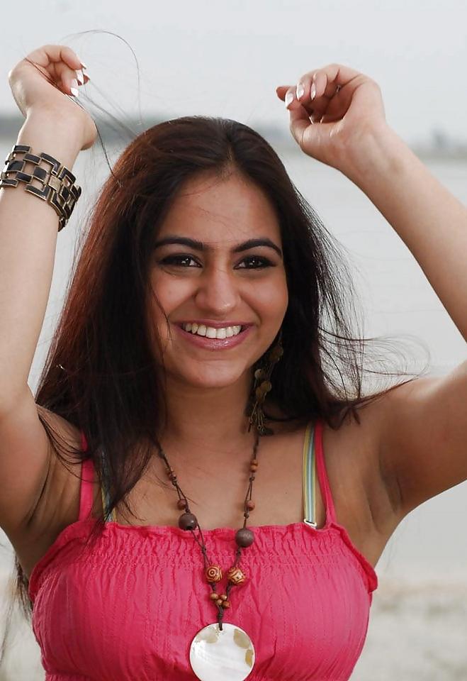 22P Armpits of Indian babes for comments.