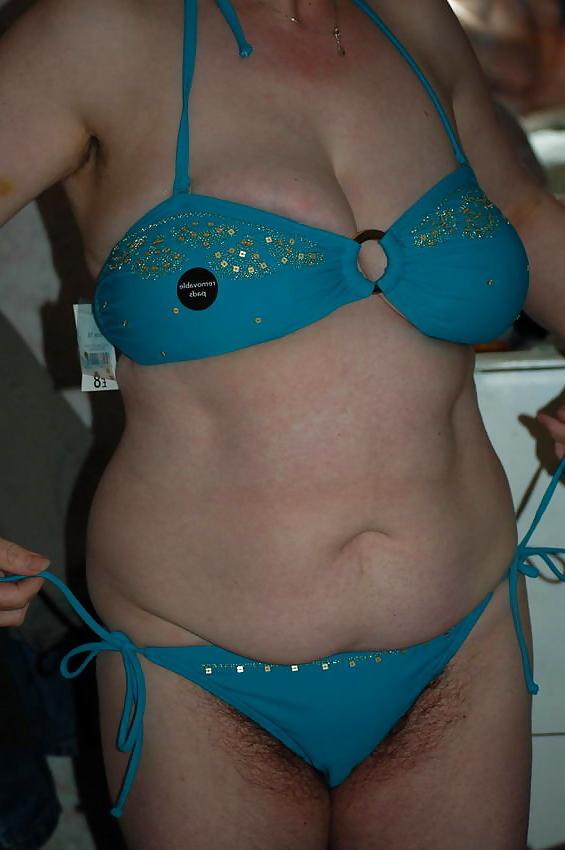 25P Really Hairy Friend Shows Her Pussy