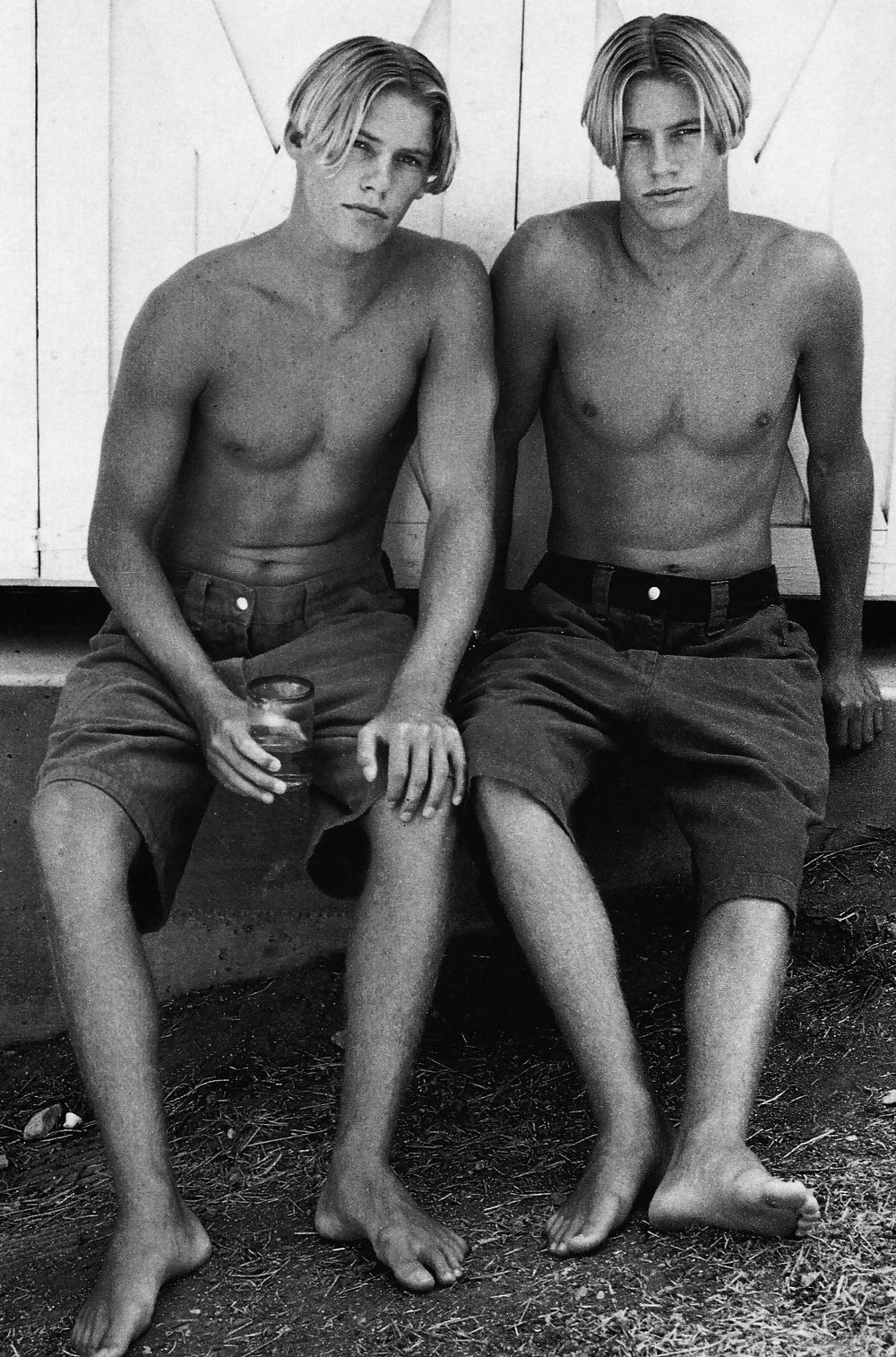 25P Gay,Born Together. And Love Together