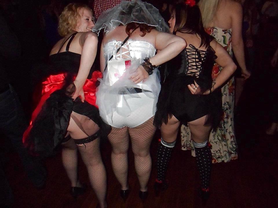 9P Burlesque-Schlampen mit großen Brüsten