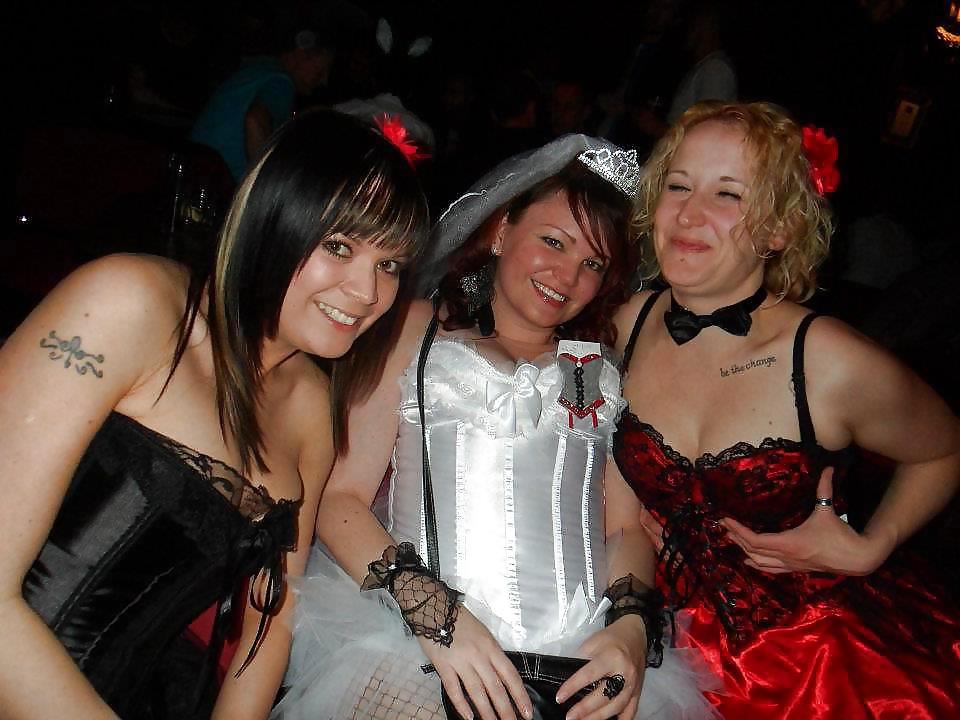 9P Burlesque-Schlampen mit großen Brüsten