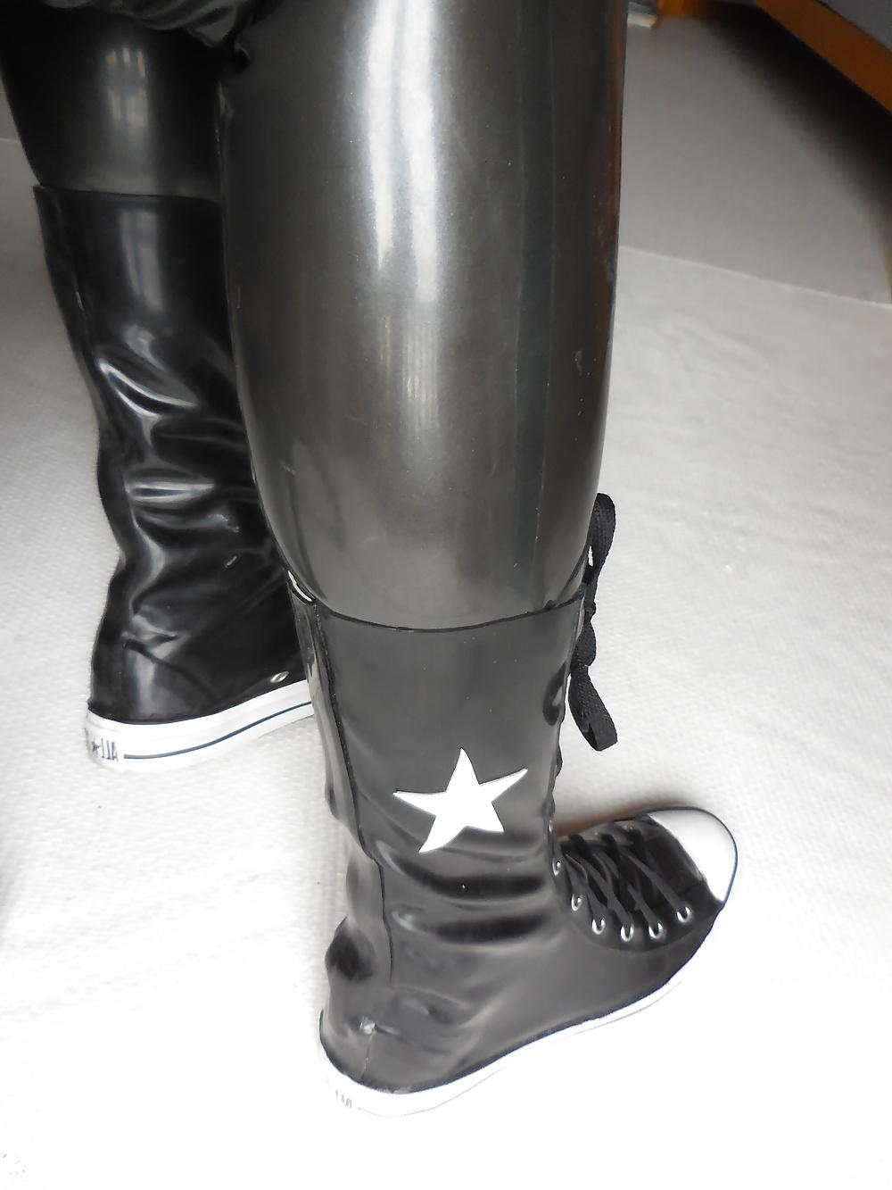 13P Latex catsuit and latex converse