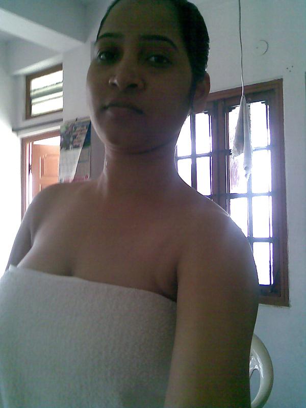 7P Indian Busty girl showing her boobs