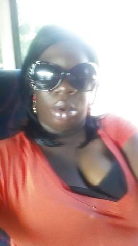 5P 40Yo ebony show her ass