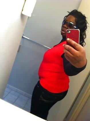 5P 40Yo ebony show her ass